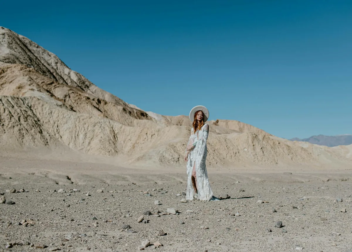 Sposa in abito nuziale tra le dune sceniche della Death Valley