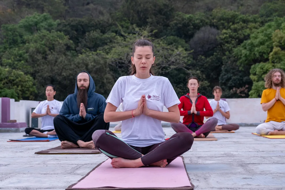 Meditazione di gruppo eterogeneo in ambiente sereno