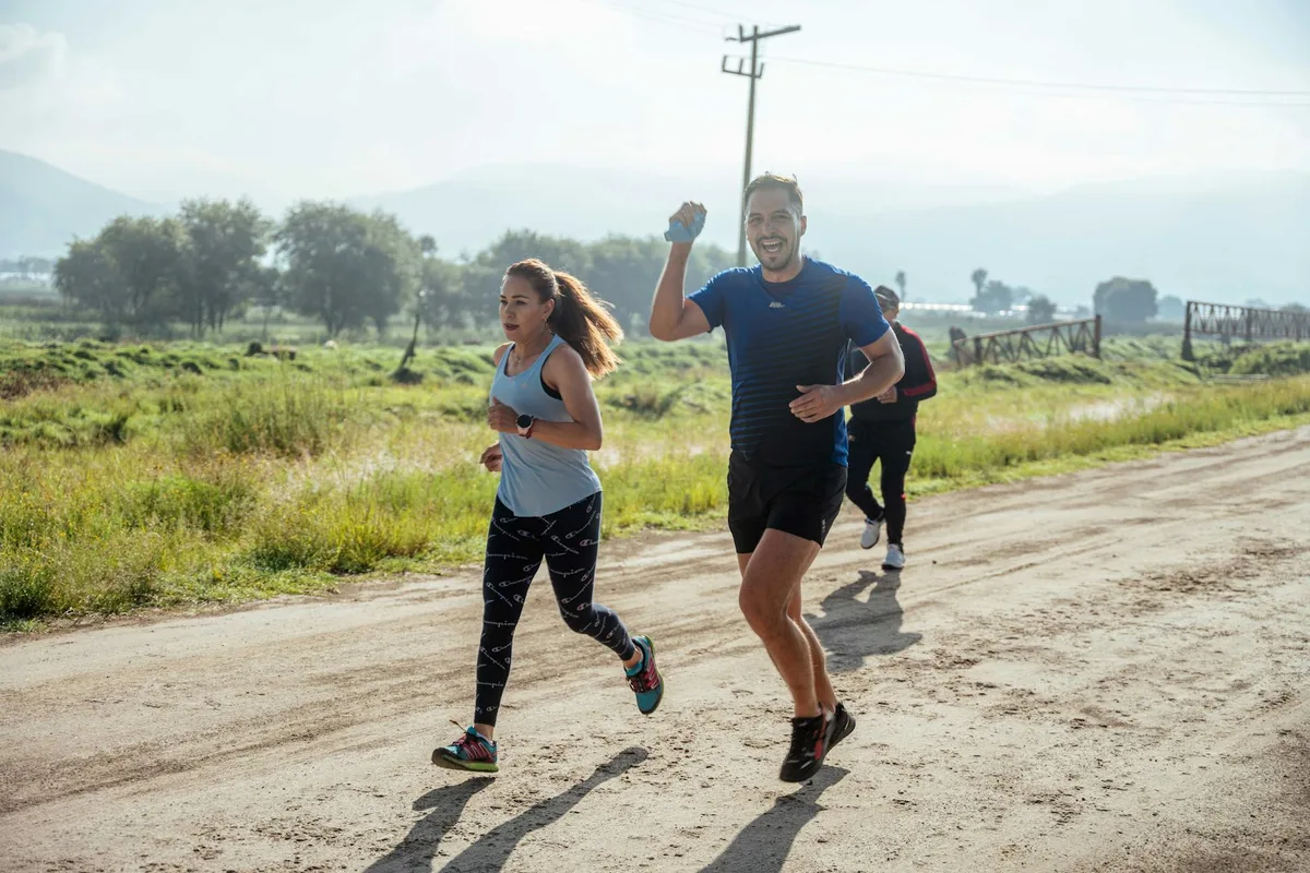 Läufergruppe genießt Morgenjogging auf Feldweg