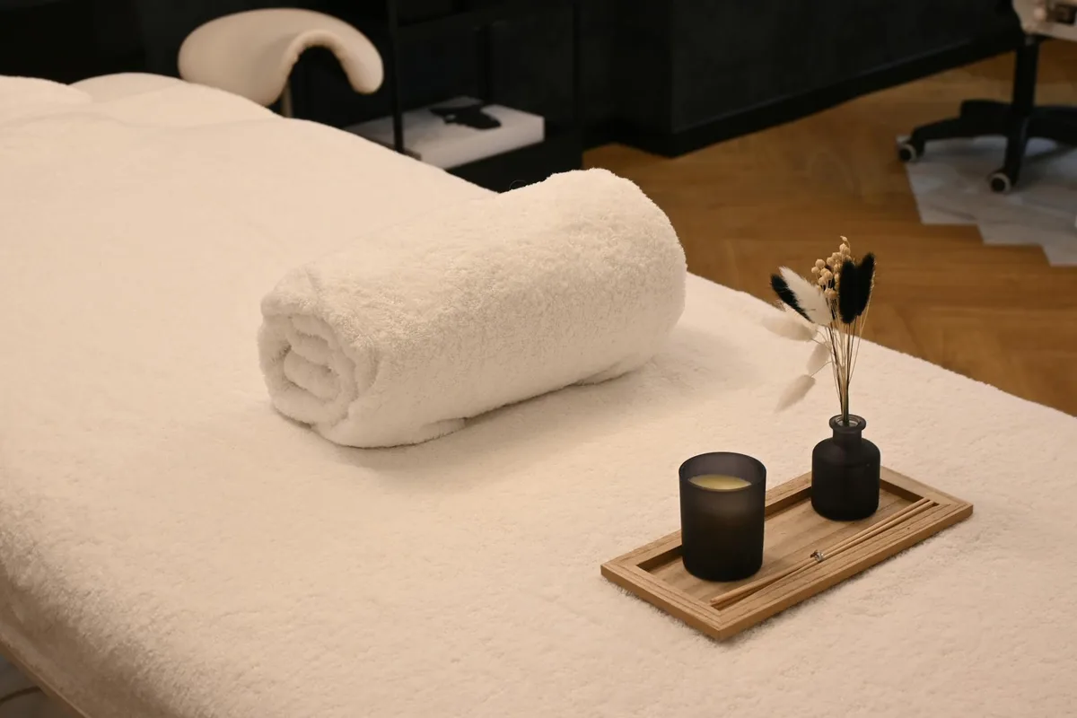 Ruhiger Spa-Massagetisch mit Handtuch, Kerze und Vasen