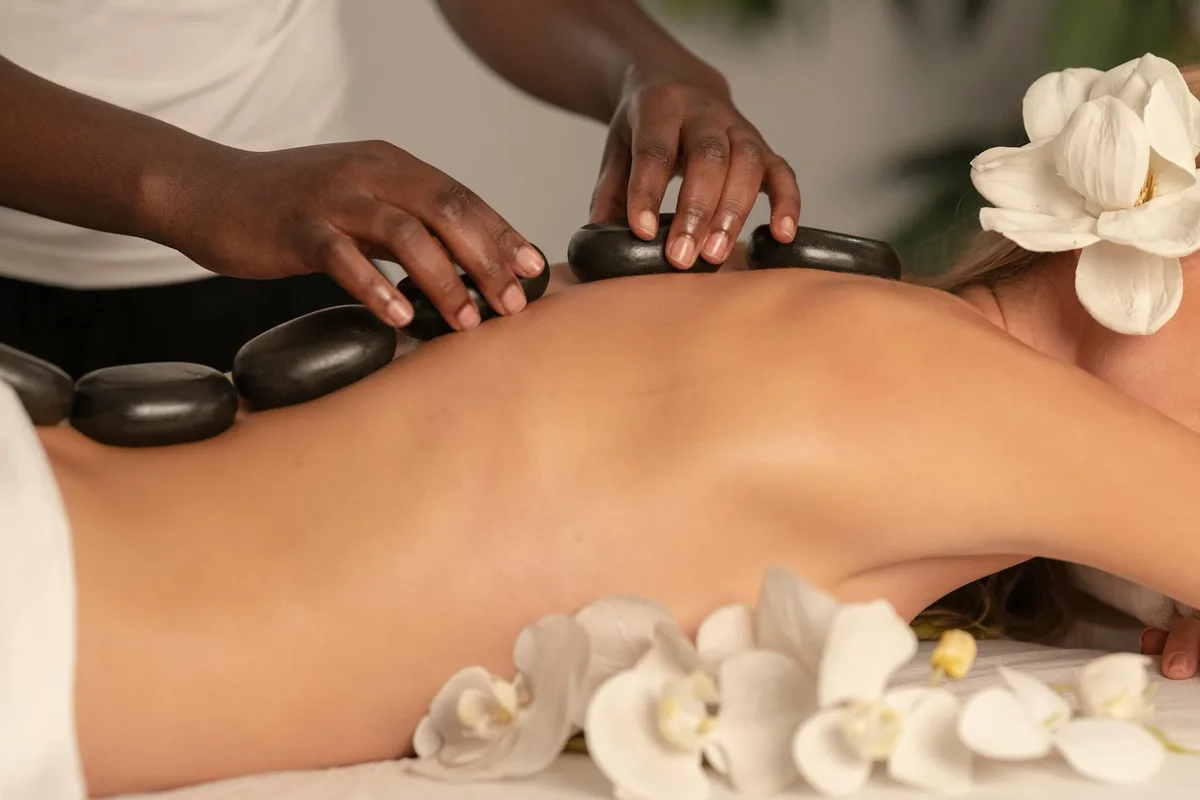 Ruhige Spa-Sitzung mit Heißsteinmassage zur Entspannung und Wellness.