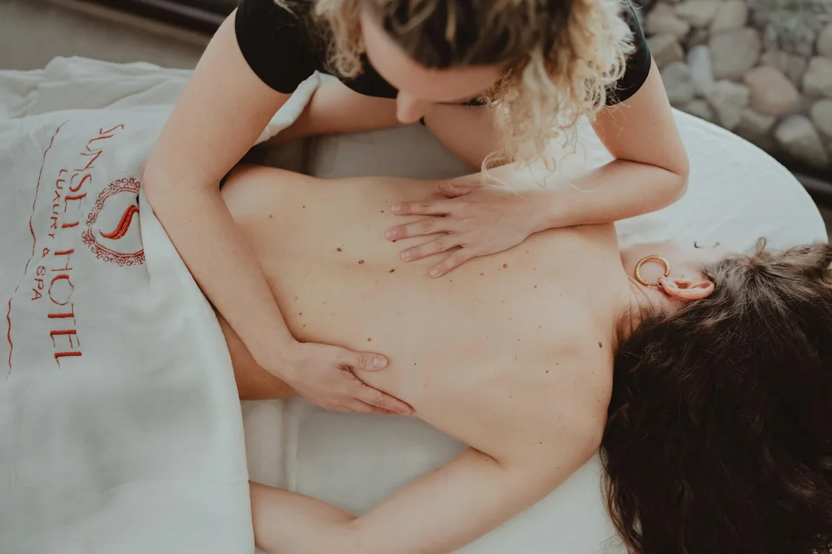 Beruhigende Massagesitzung im Luxus-Hotel-Spa zur Entspannung und Wellness.