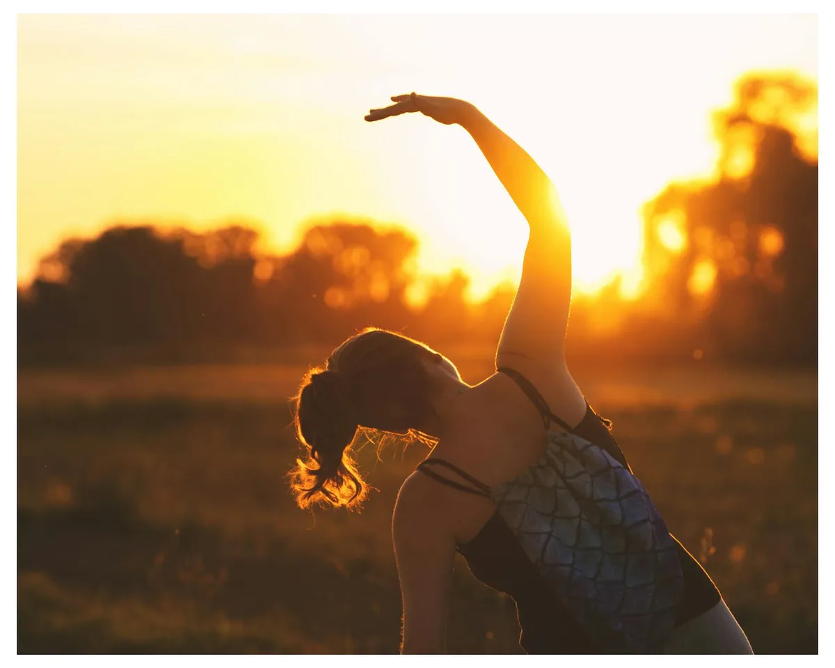 Stretching all'aperto all'alba nell'ora d'oro