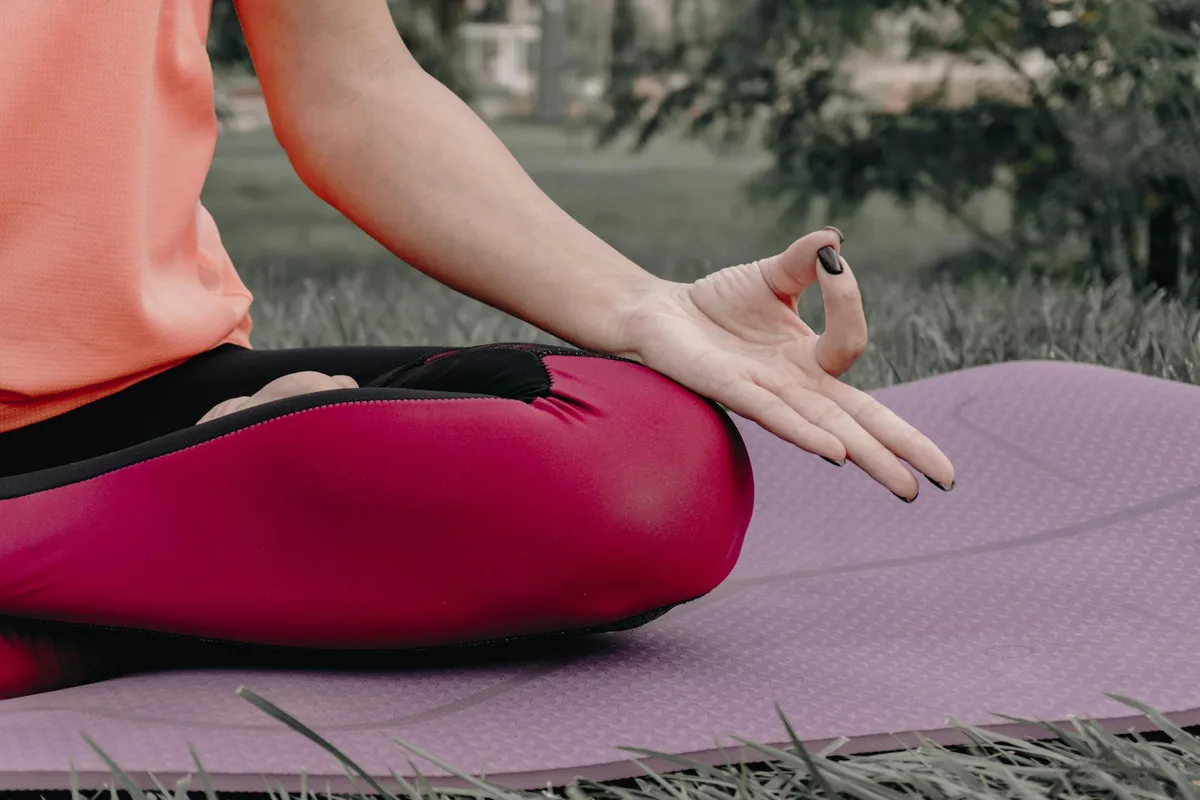 요가 매트 위 야외 명상하는 사람 클로즈업, 평온과 마음챙김