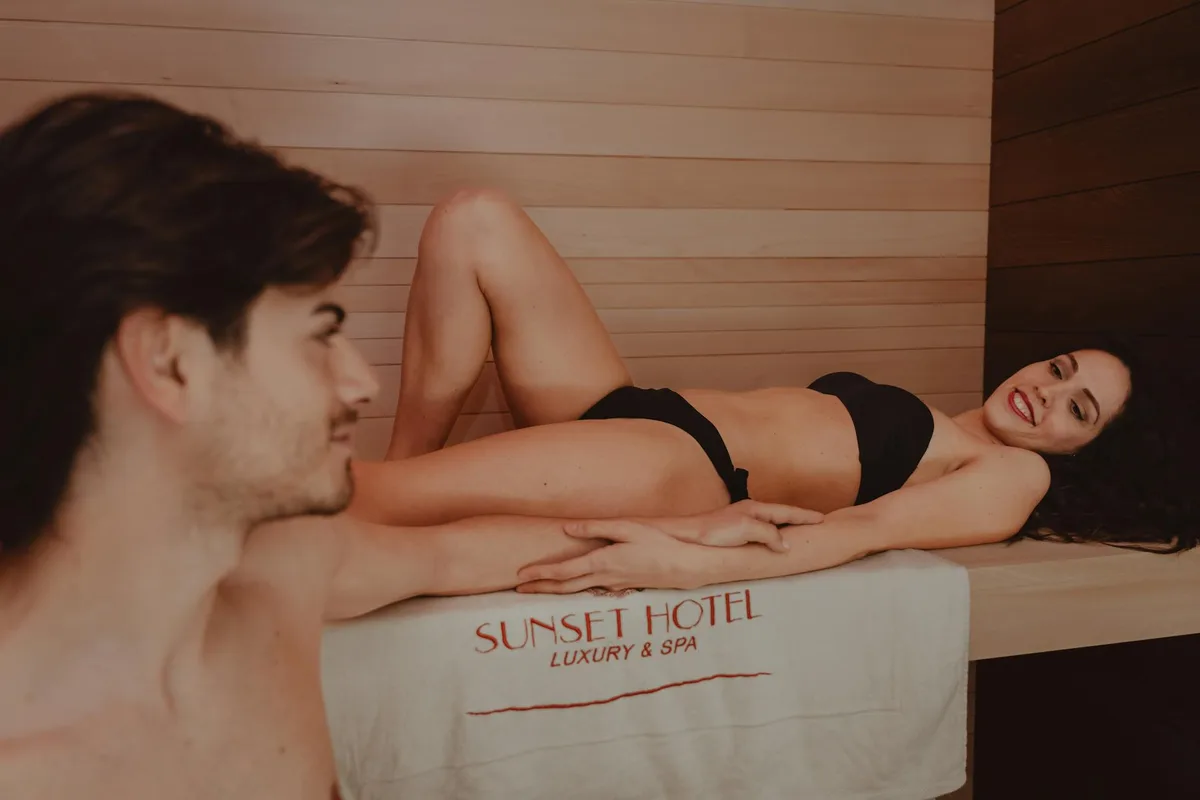 Coppia che si rilassa in una spa di lusso al Sunset Hotel, con atmosfera calma e tranquilla.