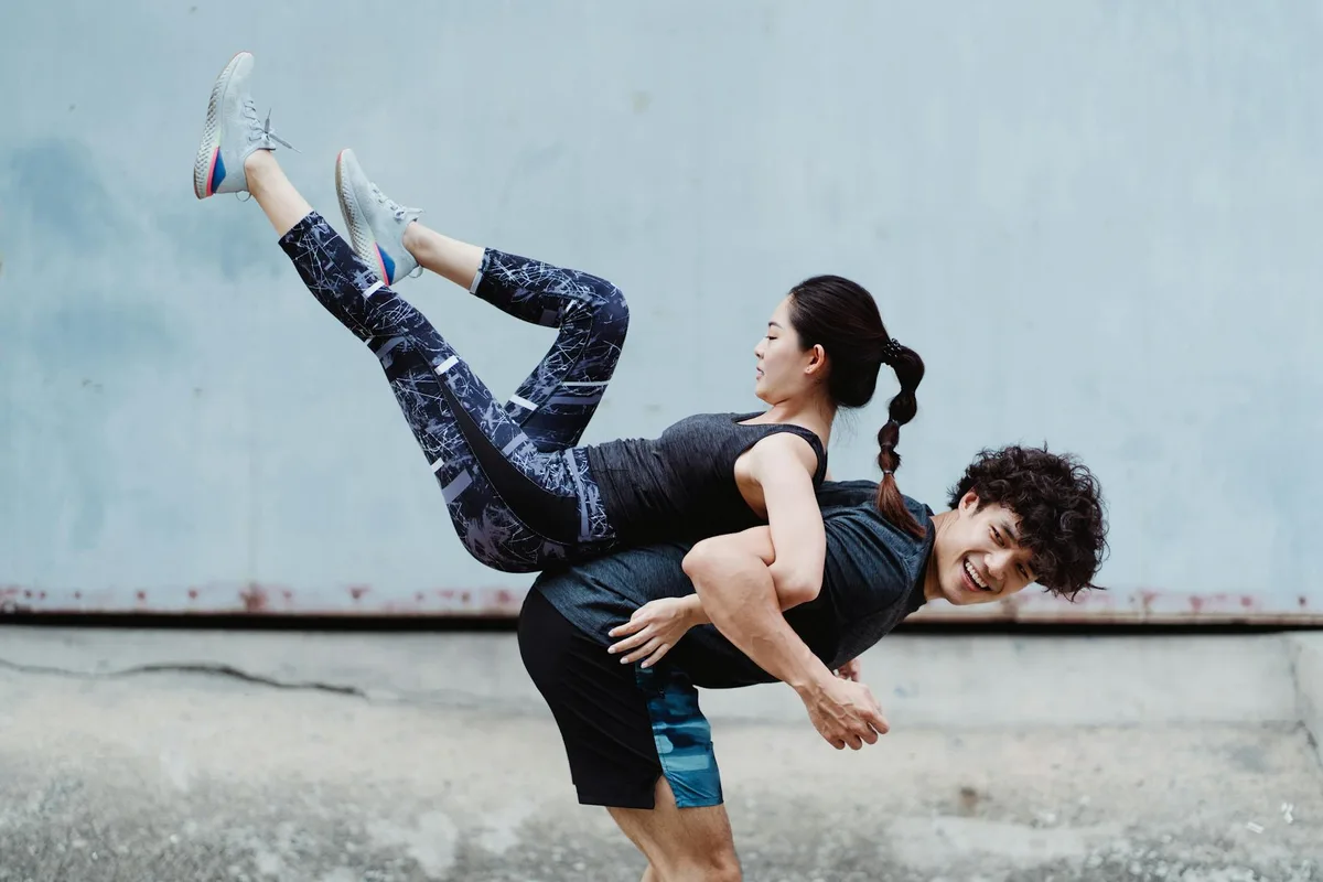 Coppia energica, fitness all'aperto, forza e coordinazione.