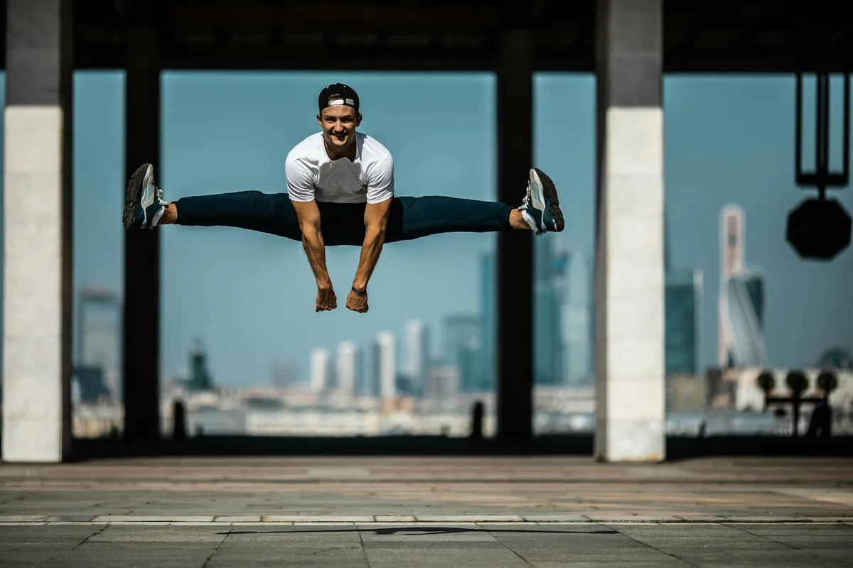 콘크리트 위 스플릿 점프하는 남성, 피트니스와 민첩성