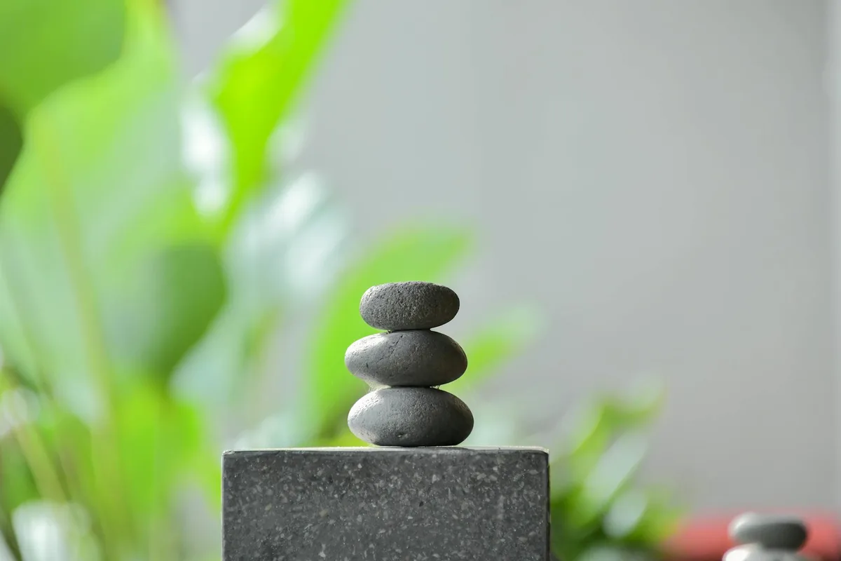 Jardin zen paisible à Bali avec pierres empilées et verdure luxuriante